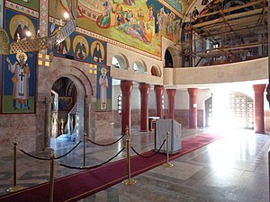 Naos (centralni dio crkve) i priprata (ulazini dio, pri vratima). Crkva je freskopisana i 17. marta 2020. godine