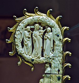 Crosseron en ivoire d'éléphant et en bronze doré représentant une Vierge à l'Enfant entre deux anges, vers 1300 (Musée de Cluny, Paris). (définition réelle 1 581 × 1 659)