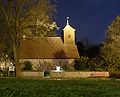 Nachtaufnahme der Straßenseite der Kirche