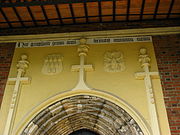 Портал бічного входу з гербами Дрогобича і Корони Польської