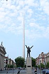 Spiran i bakgrunden och en staty som föreställer Jim Larkin i förgrunden