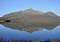 Blick von Osten über das Südende von Lochan Fada auf den Slioch mit dem Vorgipfel Sgurr an Tuill Bhain