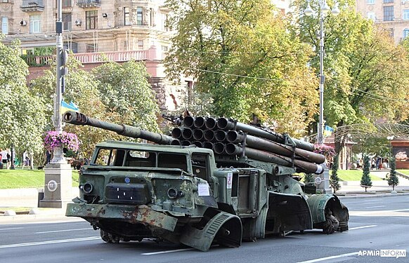 Exposition d'équipements militaires russes détruits et capturés sur la rue Khrechtchatyk, le 24 août 2023 en remplacement du Défilé du Jour de l'indépendance à Kiev.