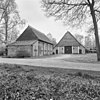 Boerderij met achterbaander en met riet beklede topgevel (woondeel aan nr. 13)