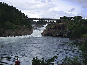 Blick auf das Kraftwerk während die Wasserfälle in Betrieb sind, 2005