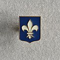 Heraldický symbol lilie (francouzsky Fleur de lys nebo Fleur de lis – „květ lilie“), ve 12. století za vlády Ludvíka VI., byla «fleur de lis» použita jako hlavní znak panovníků francouzského království. Rozměry 10 × 13 mm