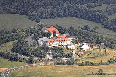 Die ehemalige Klosteranlage mit Klosterkirche und Konventsgebäuden und die Jugendbildungsstätte Haus Volkersberg (Im Vordergrund)