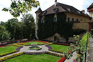 Gebäude mit Gartenanlage