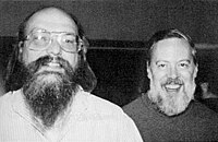 Turing-díjjal kitüntetett Ken Thompson (balra), BS 1965, MS 1966, és díjazott társa és kollégája Dennis Ritchie (jobbra), együtt alkották meg a Unix-ot