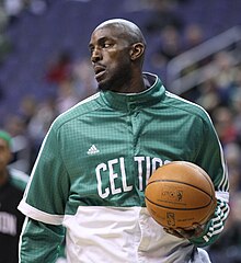 Kevin Garnett balle dans la main en tenue d'échauffement avant un match