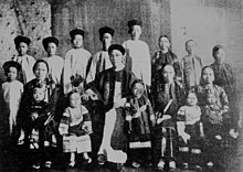 Chinese immigrant with his three wives and fourteen children, Cairns, 1904 Kwong Sue Duk with his three wives and fourteen children, Cairns, 1904 (9623512597).jpg