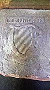 Wappen auf Grabplattenrest, Stiftskirche Neustadt