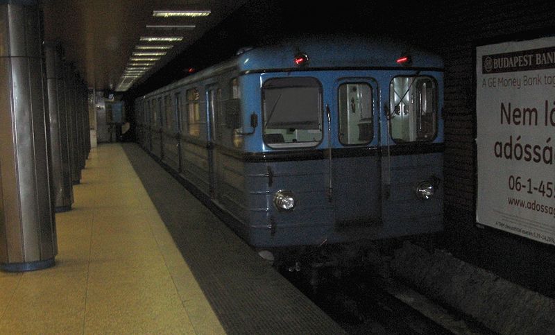 http://upload.wikimedia.org/wikipedia/commons/thumb/1/1b/M2_Metro_Budapest_01-d2.JPG/800px-M2_Metro_Budapest_01-d2.JPG