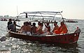 பிப்ரவரி 2013 இல் அலகாபாத்தில் நடைபெற்ற மகா கும்ப மேளாவில் பக்தர்களுடன் கேசவானந்த பாரதி சுவாமிகள்.