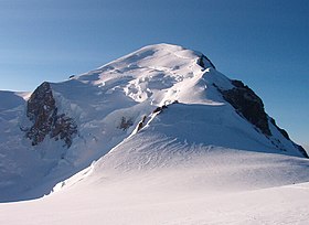 Le sommet enneigé du mont Blanc au centre et le rocher de la Tournette à droite.