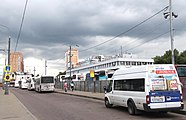 :Bussen aan de kant van Sjtsolskovskoje-weg