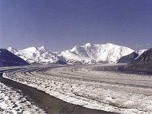 Nabesna-Gletscher mit Mount Blackburn (rechts) und Atna Peaks (Doppelgipfel links) im Hintergrund