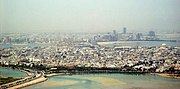 Το Μουχάρακ στο προσκήνιο και η Μανάμα, στη νήσο Μπαχρέιν, στο παρασκήνιο.
