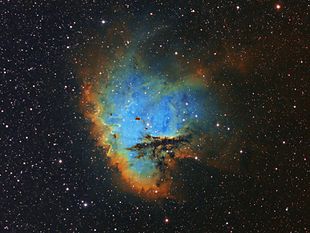 Der Emissionsnebel NGC 281 aufgenommen von der Erde aus. Der helle Stern in der Mitte ist BD +55° 191 (HD 5005).
