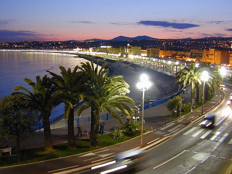 Ficheiro:Nice-night-view-with-blurred-cars 1200x900.jpg