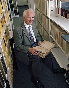 Prof. Dr. Thilo Brandis fotografiert in der Badischen Landesbibliothek Karlsruhe mit der Nibelungenhandschrift C.