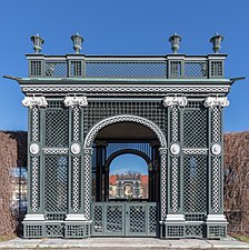 Un arc de triomphe de jardin dans le château.