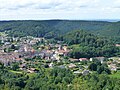 Vue sur Bruyères, en arrière-plan les hêtraies-sapinières de la forêt de Faîte autour de 500 m d'altitude.