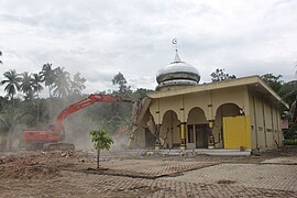 Pembersihan bangunan masjid terdampak