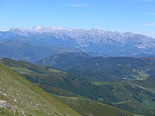 La Fuente del Chivo es un mirador excepcional de los macizos Oriental y Central de los Picos de Europa, la sierra de Peña Sagra, el valle de Polaciones y el mar Cantábrico.