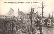 L'église en 1914 après les premiers bombardements: le clocher est encore debout ainsi que la façade .