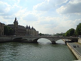 Le pont au Change, pris depuis le pont Notre-Dame, à gauche le Palais de Justice, à droite le Châtelet.