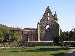 Zřícenina kláštera Rosa coeli (vlevo) s kostelem