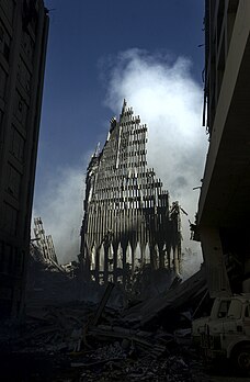Les ruines de la tour Sud du World Trade Center de New York, trois jours après l’attaque terroriste du 11 septembre 2001. (définition réelle 1 312 × 2 000*)