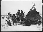 Skoltsamer med hundar utanför sitt tält, väster om Langfjordvann i Sør-Varanger