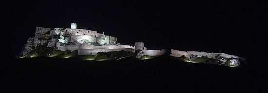 Imagen nocturna del castillo.