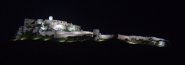 Imagen nocturna del castillo.