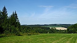 Krajina u Stružince, pohled ze svahu vrchu Barchanec v jihovýchodní části Stružinecké pahorkatiny, georeliéfem členité a v rozsahu poloh 525 až 660 m n. m. tvořící geomorfologický okrsek