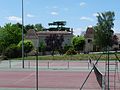 Courts de tennis municipaux devant le château.