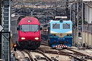 中国国鉄の列車と並ぶ