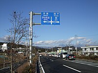 山県市高木付近の高富バイパス（山県市役所東交差点）。この交差点より先は現在延伸工事中。