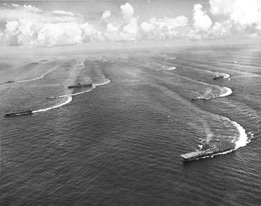 La Task Force 38, comptant plus d'une dizaine de porte-avions, au large du Japon le 17 août 1945.
