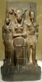 الملك خفرع بجانب المعبودة حتحور (الوسط) والمعبودة بات (يسار) في متحف الفنون الجميلة في بوسطن