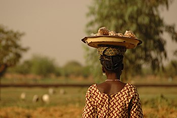 Grondboontjieverkoopster in Ouagadougou, Burkina Faso.