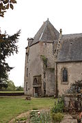 La tour Carrée. À droite, la chapelle.