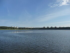 Вид на юг с берега в центральном парке Железногорска