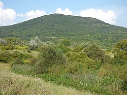 A Ziribár-hegy a Határréti-víztározó gátjáról nézve