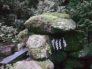 Shide przy iwakura, kamieniach będących siedzibą kami