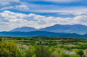 Дел од селото, а во позадина планината Кожуф