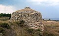 Vista posterior d'una barraca de pedra al Mas del Olmo (Ademús)