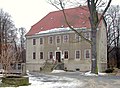 Herrenhaus des Rittergutes mit Gutspark (Gartendenkmal) sowie Wassertrog vor dem Haus